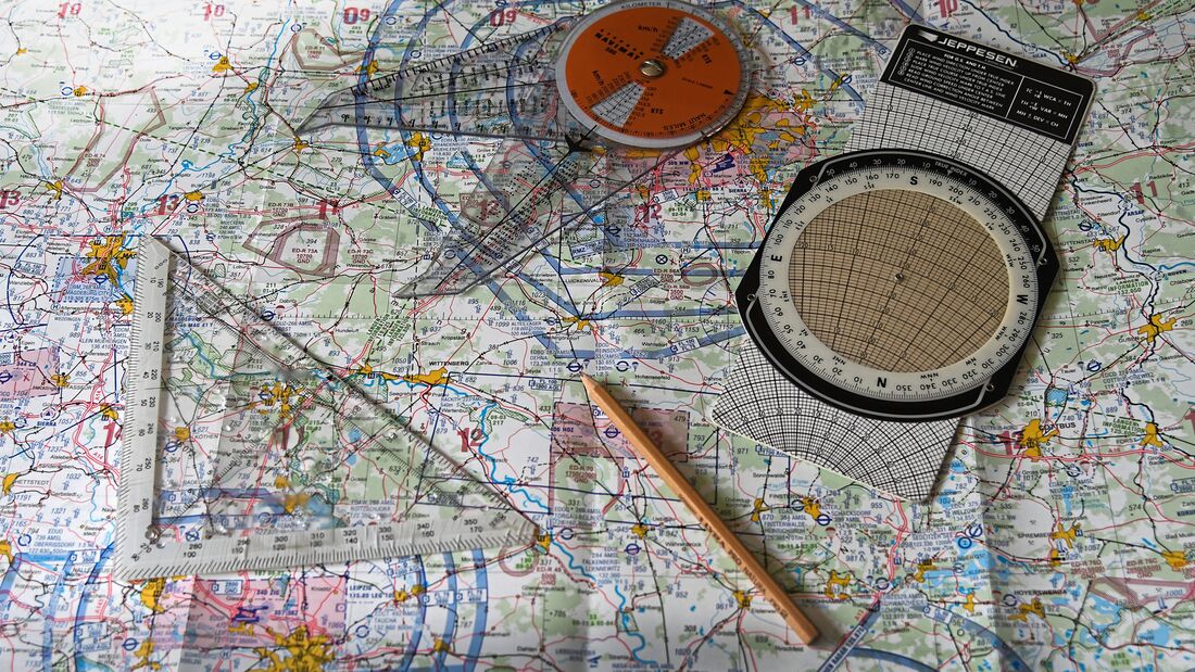 Flug-Navigation mit Karte und Kompass